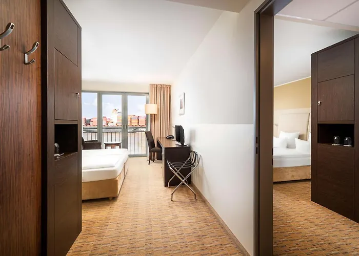Hotel Elaya Finkenwerder 4*